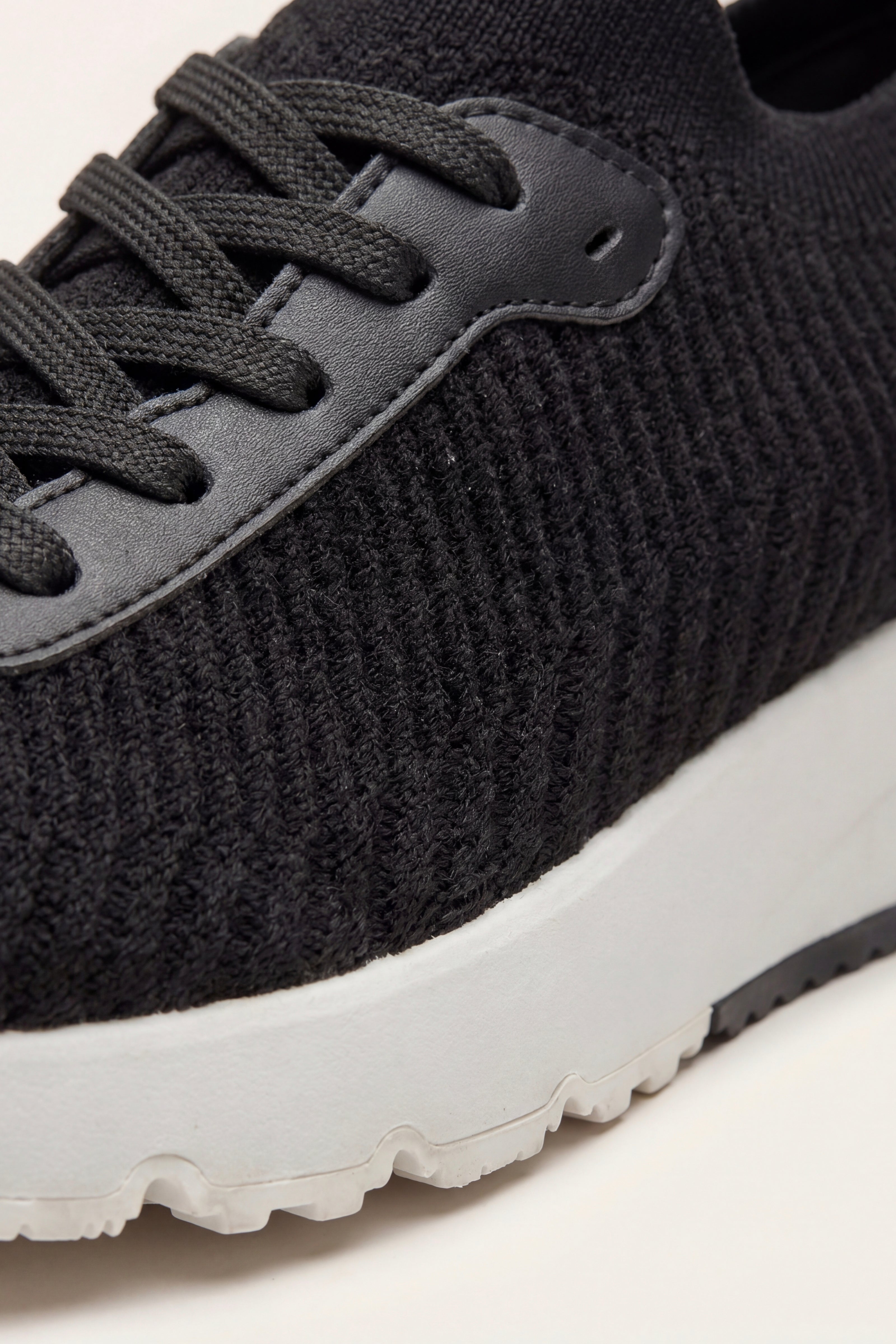 Vicenza Mesh Runner Black